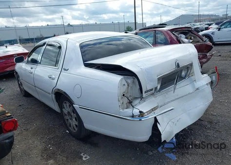 2010 Lincoln Town Car Signature Limited z USA, uszkodzony, nr VIN 2LNBL8CV4AX614490